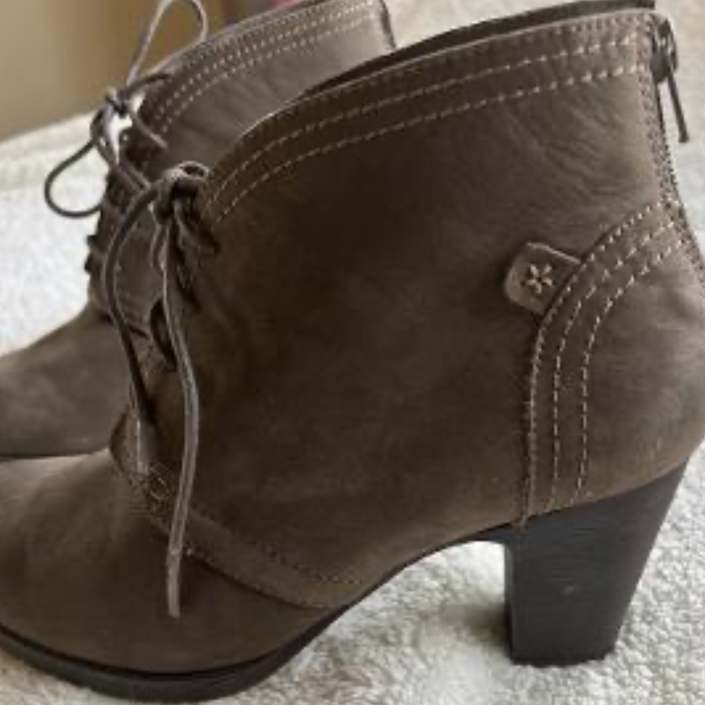 Ankle Boots, Size 9, Never worn. Olive Green, Rockport , Cobb Hill Collection